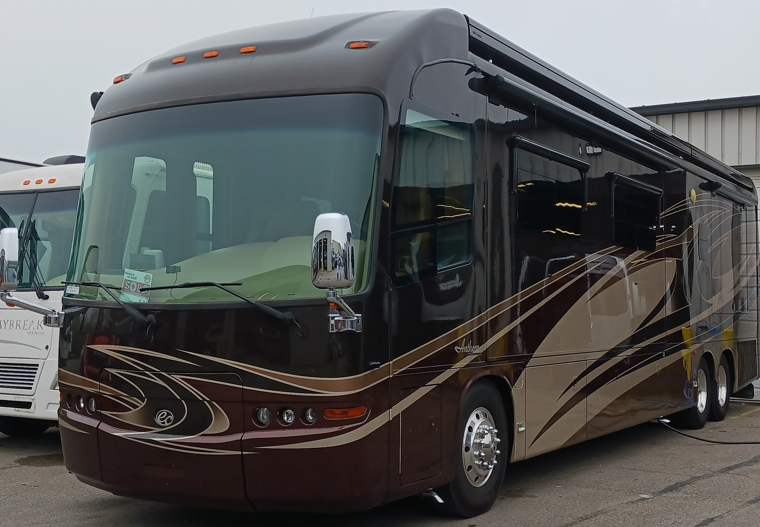 Class A Motor Home: Streetside - Front to Back