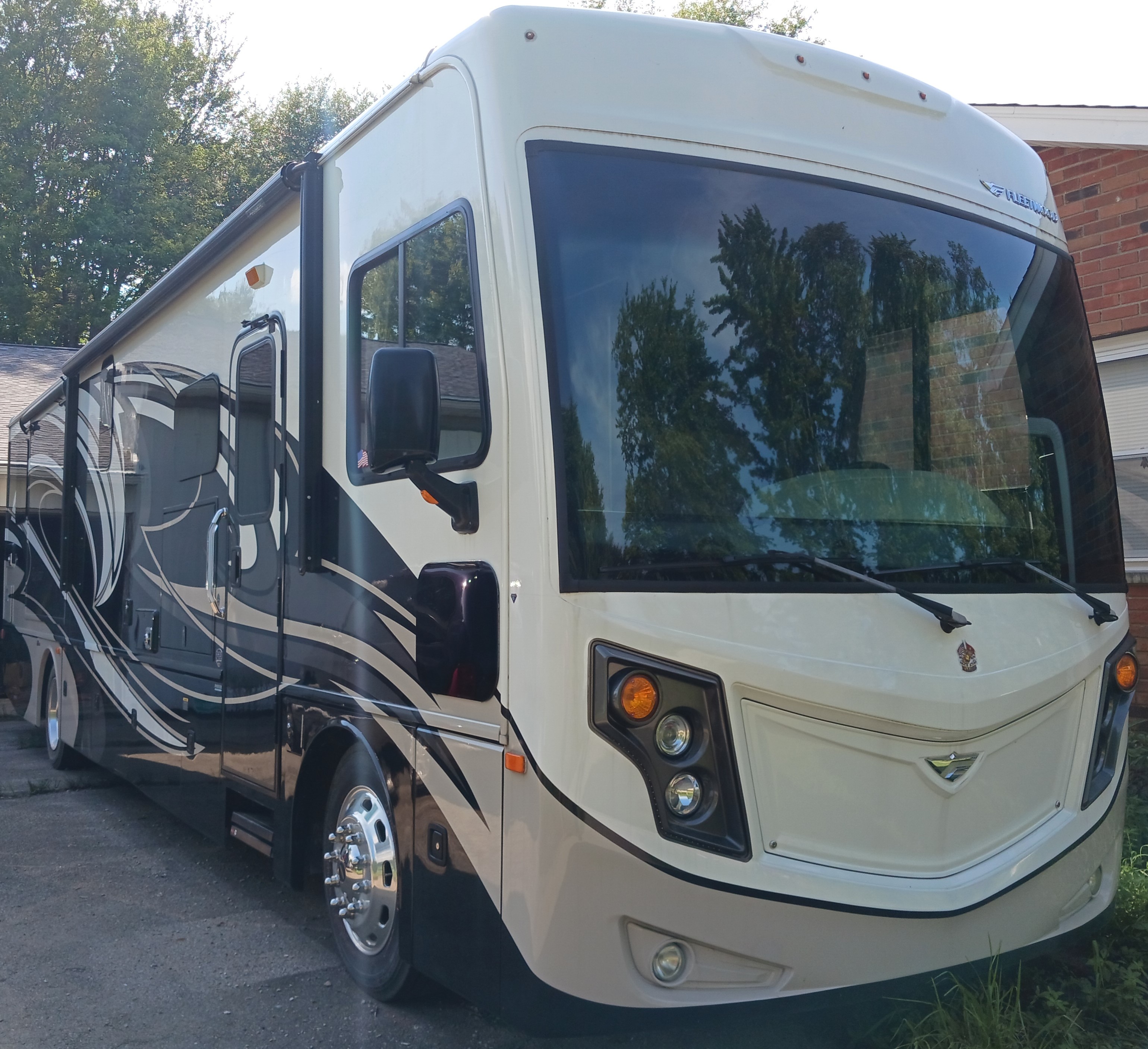 Class A Motor Home: Curbside - Front to Back